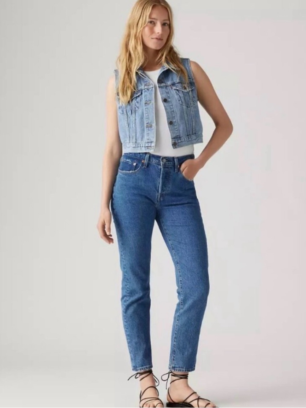 Levi’s 501 original High-Rise Straight Leg Women’s cropped Jeans in Medium Blue